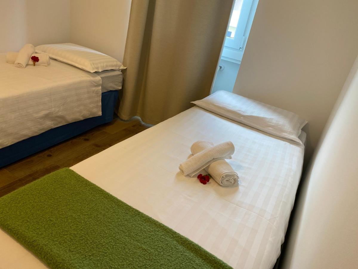 Casa Carolina: King Size Bed Across From Golden Beach 데센자노델가르다 외부 사진